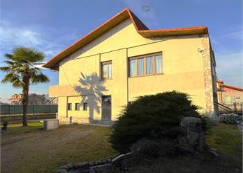 CASA UNIFAMILIARE CON AMPIO GIARDINO E CORTILE